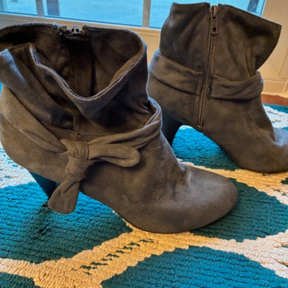 Nine West Women's Gray Faux Suede Side Zip Ankle Boots Booties Heels w Bow Sz 11